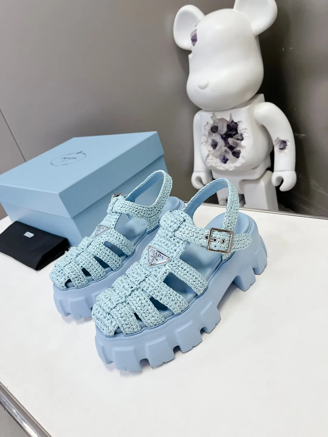 👟👟Ex-factory price 640👟👟 Straw 2023 exclusive version super hot🎊🎊🎊hot prada Prada cage shoes sawtooth Roman braided thick-soled rubber sandals retro fashionable and avant-garde gear teeth 55mm Thick-soled soles, the upper perfectly restores the original craftsmanship, and is made of purely hand-woven uppers. The cost is extremely high, making the whole pair of shoes light and comfortable, full of holiday feel, and bright colors 💐💐💐💐 to satisfy a variety of choices for fashionable people with different styles! The iconic metal triangle logo is paired with the shape of ancient beach sandals. Every design element is fashionable! Code number 35-40